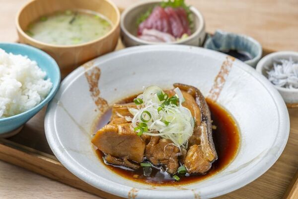 小田原漁港に“海鮮城”・“食べる灯台”出現！？豪快な“海鮮桶丼”と“小田原城”がグルメになって登場漁港飯を味わう「とと丸食堂」メニュー大幅リニューアル