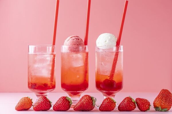 ＜いちご専門店の道の駅 いちごBonBon＞ひと粒全長約7cm！特大いちごあめを割って味わう新感覚パフェをはじめ、カフェのスイーツメニューが6月5日(金)からリニューアル！夏を爽やかに彩るいちご×レモンのバウムクーヘンも同時発売！