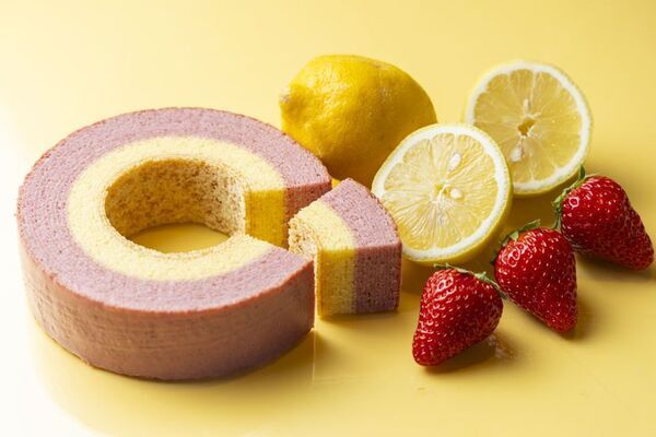 ＜いちご専門店の道の駅 いちごBonBon＞ひと粒全長約7cm！特大いちごあめを割って味わう新感覚パフェをはじめ、カフェのスイーツメニューが6月5日(金)からリニューアル！夏を爽やかに彩るいちご×レモンのバウムクーヘンも同時発売！