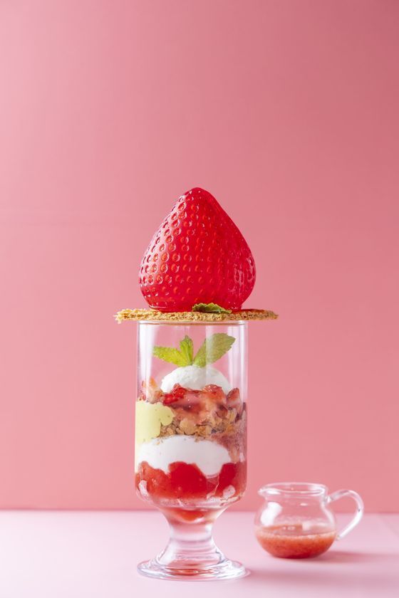 ＜いちご専門店の道の駅 いちごBonBon＞ひと粒全長約7cm！特大いちごあめを割って味わう新感覚パフェをはじめ、カフェのスイーツメニューが6月5日(金)からリニューアル！夏を爽やかに彩るいちご×レモンのバウムクーヘンも同時発売！
