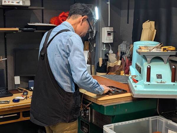 特急「ひのとり」モチーフの大人向けアイテム栃木レザーを使用した革製小物シリーズを発売！