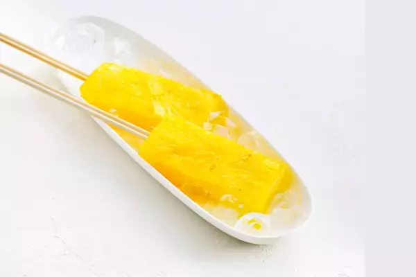 太宰府参道で味わう、ひんやり贅沢な夏スイーツが登場！石垣島産高級パインを使用した「プレミアム葛アイスバー」発売