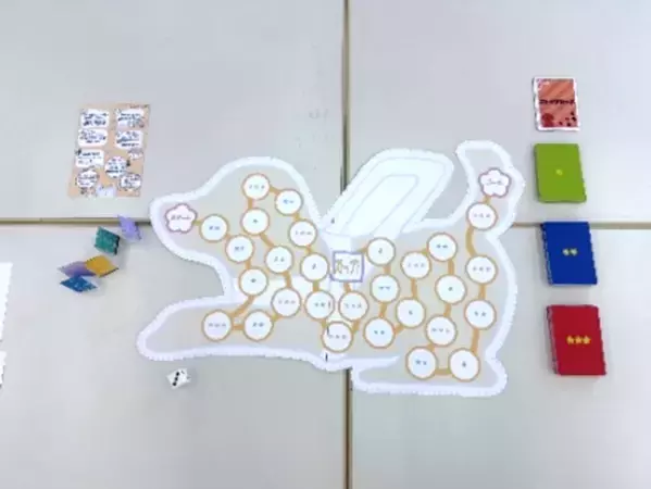 遊んで学ぶ、盲導犬のこと　四天王寺大学短期大学部の学生が制作　理解の輪を広げる「カルタ」と「すごろく」を寄贈