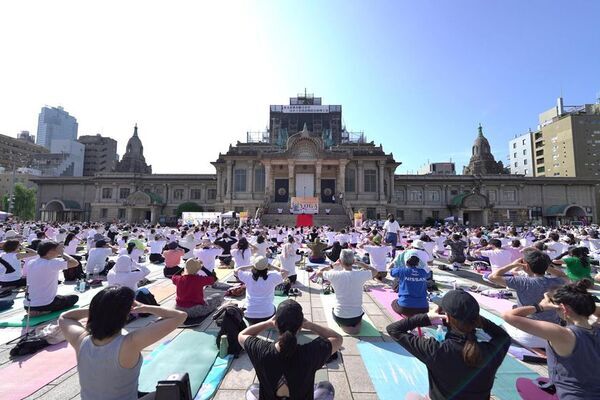 駐日インド大使館主催「国際ヨガの日2026」を6/21に築地本願寺で開催、参加無料・事前登録制