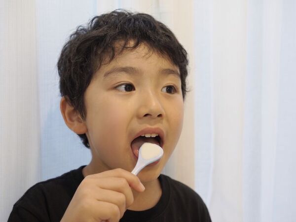 舌ブラシで変わる、子どもの口腔ケア　～口臭の主な原因と言われている“舌苔”をきれいに～SHIKIEN公式HPにて「舌ケア習慣」の情報を公開