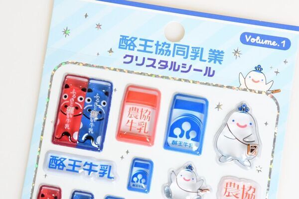 福島の縁起物「赤べこ」と、県民のソウルドリンク「酪王」が立体シールに6/12より予約受付を開始