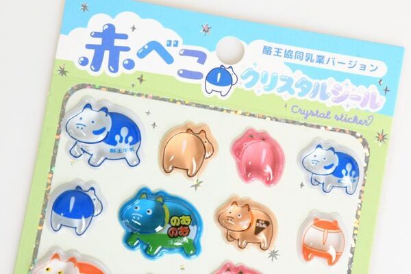 福島の縁起物「赤べこ」と、県民のソウルドリンク「酪王」が立体シールに6/12より予約受付を開始