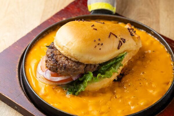 熱海プリンで唯一お食事メニューを提供する『熱海プリン食堂』が、メニューをリニューアル！2026年6月24日(水)から「かばさんバーガー」などワンプレートメニューが続々新登場！