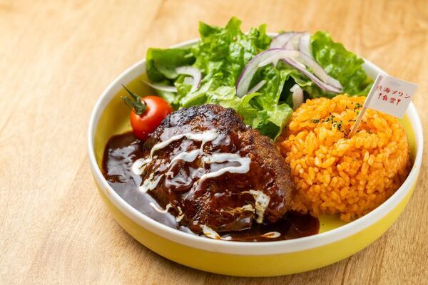 熱海プリンで唯一お食事メニューを提供する『熱海プリン食堂』が、メニューをリニューアル！2026年6月24日(水)から「かばさんバーガー」などワンプレートメニューが続々新登場！