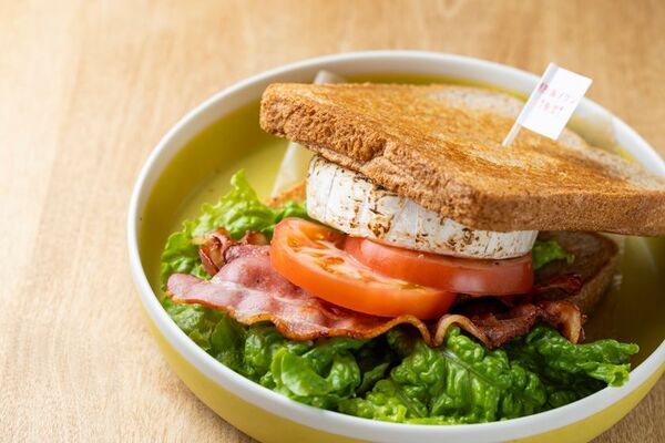 熱海プリンで唯一お食事メニューを提供する『熱海プリン食堂』が、メニューをリニューアル！2026年6月24日(水)から「かばさんバーガー」などワンプレートメニューが続々新登場！