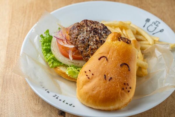 熱海プリンで唯一お食事メニューを提供する『熱海プリン食堂』が、メニューをリニューアル！2026年6月24日(水)から「かばさんバーガー」などワンプレートメニューが続々新登場！