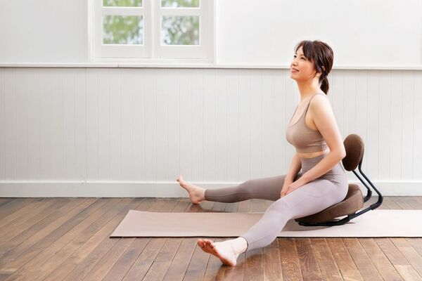 楽天No.1で7冠達成！人気の「リストレッチ 開脚チェア」に新色ブラウン登場