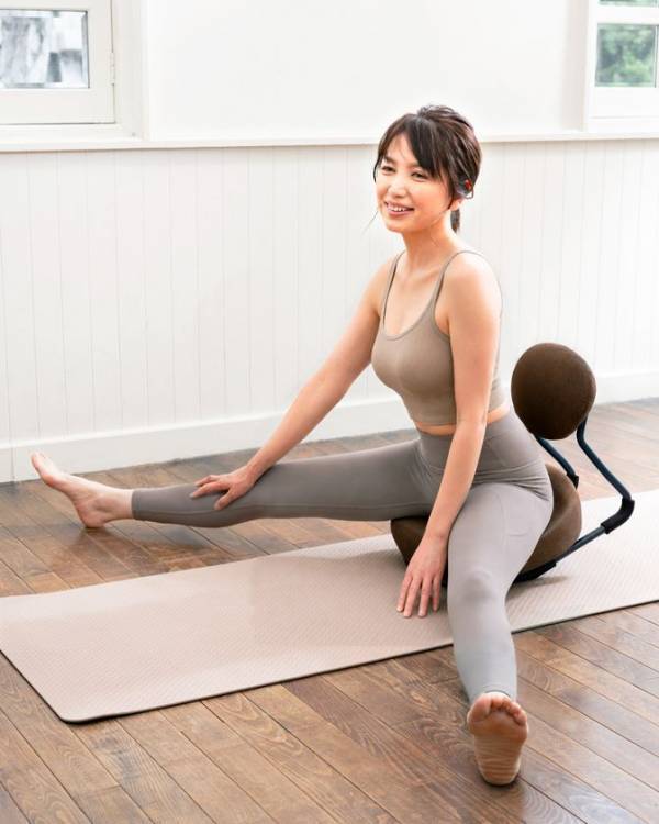 楽天No.1で7冠達成！人気の「リストレッチ 開脚チェア」に新色ブラウン登場