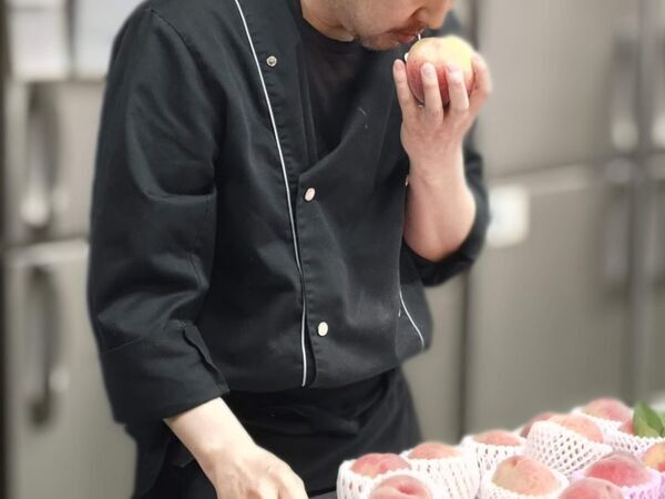 北九州・千草ホテル、毎年完売の「うきはの桃まるごとパルフェ」を7/1より提供　料理長が五感で見極める”完熟桃”を贅沢に一玉使用