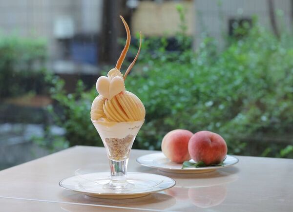 北九州・千草ホテル、毎年完売の「うきはの桃まるごとパルフェ」を7/1より提供　料理長が五感で見極める”完熟桃”を贅沢に一玉使用