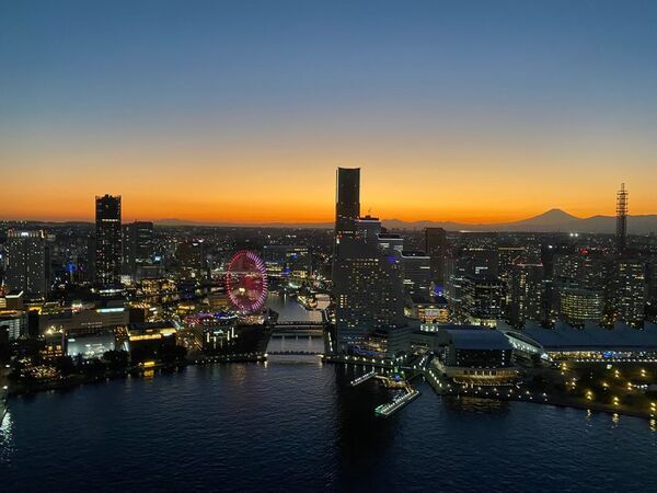 横浜の夜景の上でプロポーズ ――みなとみらいの結婚式場 × ヘリが贈る「濃い7分」の新プラン
