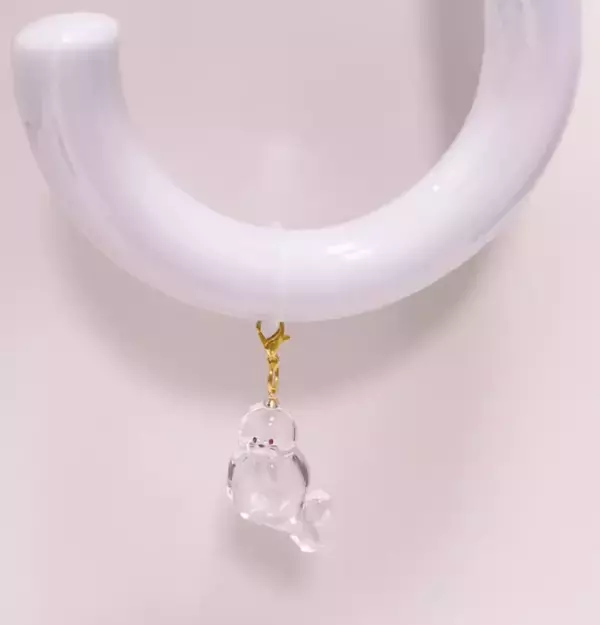 圧倒的透明感！うるちゅるクリアなカプセルトイ「おとぼけアザラシめじるしリング」を発売