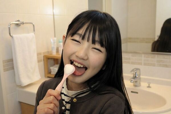 「舌は歯ブラシで磨いている」は間違い？子どものデリケートな舌には専用舌ブラシを　正しい舌ケア情報をSHIKIEN公式HPにて公開