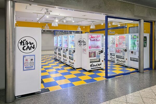 JR西日本駅名看板めじるしチャームを7月16日より自販機BASE紙屋町シャレオ店で先行発売