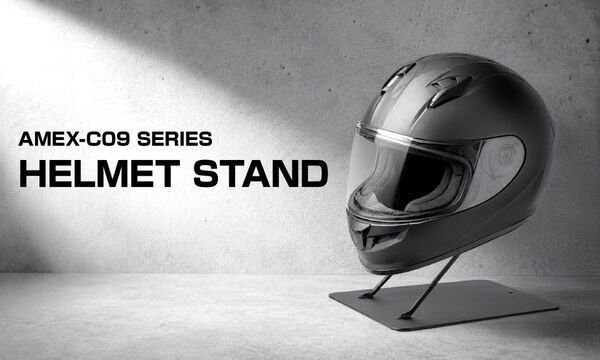 置くだけでヘルメットを“見せる収納”へ　3色展開のヘルメットスタンド「AMEX-C09」を7月15日発売～空間になじむシンプルデザイン、信頼の日本製～