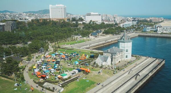 明石海峡大橋を背景に愛犬とランウェイ　神戸・舞子公園で初のドッグファッションショー9月開催