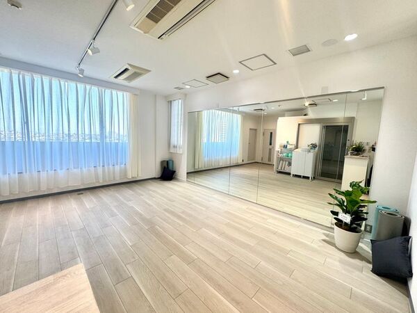 薄着の季節、後ろ姿の"姿勢"まで見られている。女性専用ピラティススタジオ『Floria』が1周年を記念し、「スタジオ内覧会」を8/1・2に開催！来場者に最新AI姿勢解析の無料体験と、8月のオンラインレッスン(全4回)に参加できる特典を進呈