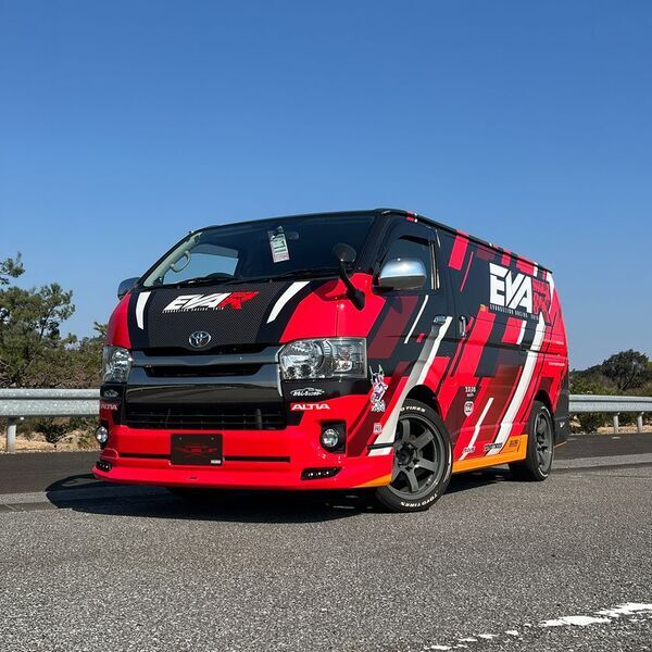 トミカよりエヴァンゲリオンレーシング「エヴァRT2号機 トヨタ ハイエース」が登場！！