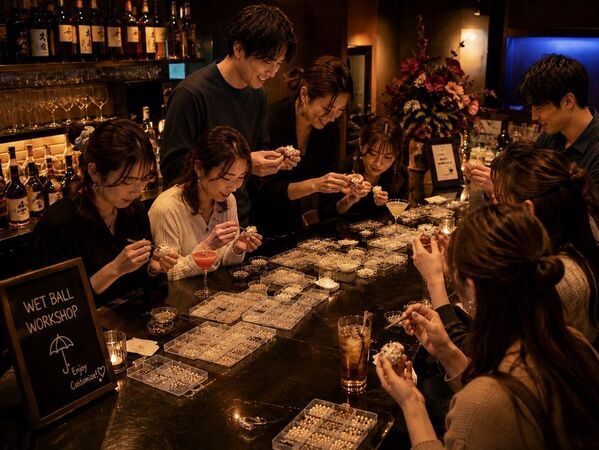 「傘にネイルする」ネイルのキャンバスを指先からビニール傘へ　「これ、ブラボー！」外国人旅行者のひと言から生まれた「傘にネイルする」新文化　大阪・創業31年のBAR発『WET BALL』が商用利用を公式解禁