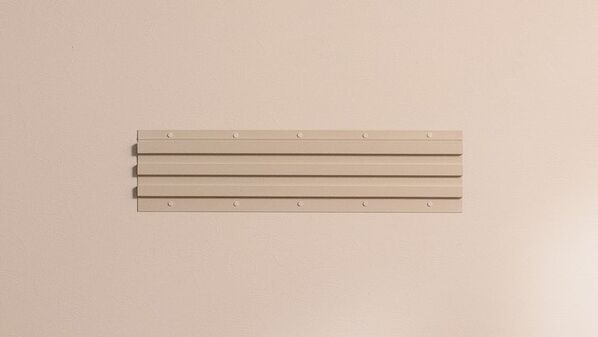 建築資材メーカーだからできた発想転換。外装材「Kスパン」をインテリア化したマグネットがつくパネル「マグリブウォール」がMakuakeに登場