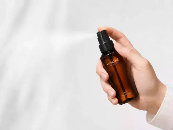 消臭剤の“いい香り”、本当に必要ですか？ニオイを根本から分解する無香料スプレー「デオシールド」100mlミニボトル付きセットを発売