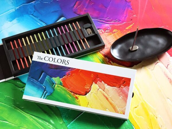 色を香りで表現するインセンスシリーズ「The COLORS」の限定の香りを含むアソートメントや関連アイテムを8月6日発売