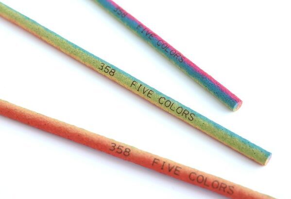 色を香りで表現するインセンスシリーズ「The COLORS」の限定の香りを含むアソートメントや関連アイテムを8月6日発売