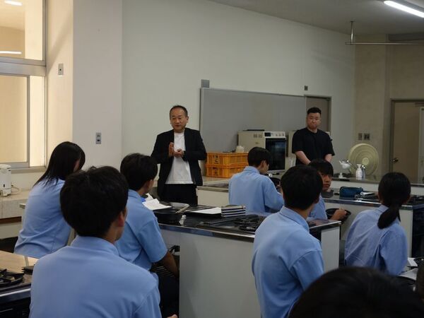 高校生の約7割が「働くこと」に不安を感じる時代に地元企業の社長が中高生へ“働く楽しさ”を直接伝える授業～倉敷名物「ぶっかけうどん」の盛り付け体験も実施～