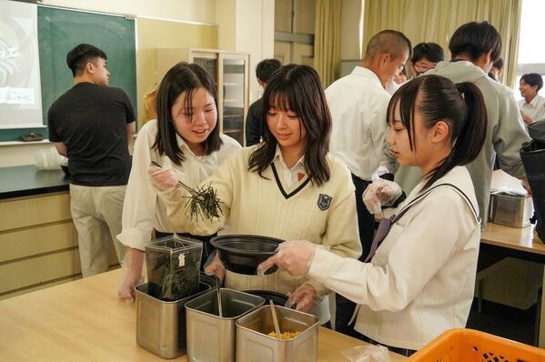 高校生の約7割が「働くこと」に不安を感じる時代に地元企業の社長が中高生へ“働く楽しさ”を直接伝える授業～倉敷名物「ぶっかけうどん」の盛り付け体験も実施～