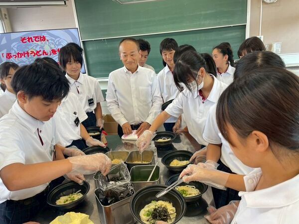 高校生の約7割が「働くこと」に不安を感じる時代に地元企業の社長が中高生へ“働く楽しさ”を直接伝える授業～倉敷名物「ぶっかけうどん」の盛り付け体験も実施～