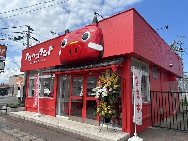 駅を降りたら、すぐ赤べこ　「アカベコランド会津若松駅前店」8月8日(土)開業