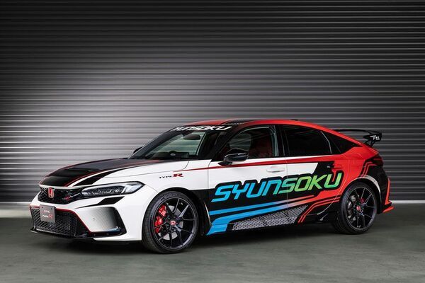 子どものための靴「瞬足」からHonda 「CIVIC TYPE R」とのコラボレーションシューズが登場　8月18日(火)より予約受付開始