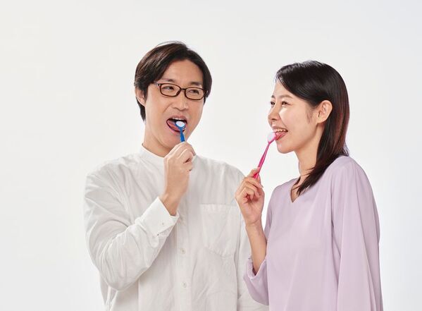夏の疲れがお口に出る！？季節の変わり目の口臭ケアに舌ブラシを活用　歯磨きだけでは取り切れない「舌汚れ」対策についてSHIKIEN公式HPにて公開