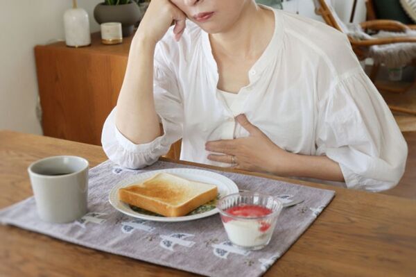 夏の疲れがお口に出る！？季節の変わり目の口臭ケアに舌ブラシを活用　歯磨きだけでは取り切れない「舌汚れ」対策についてSHIKIEN公式HPにて公開