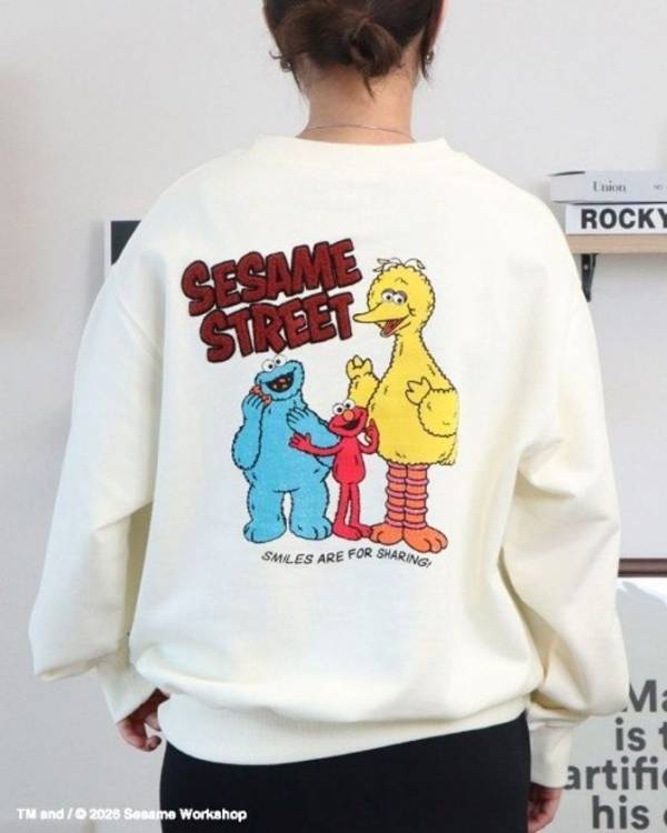 世界中で愛されている「セサミストリート」カラフルでポップな秋冬アパレルが8月26日(水)より販売開始