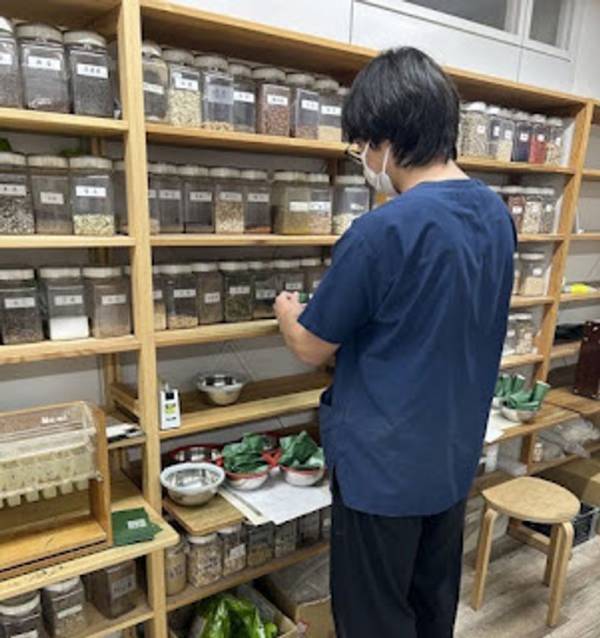 漢方薬局ならではの「実践型」教育と福利厚生がZ世代を惹きつける薬学生のインターン応募が前年比1.5倍に急増！