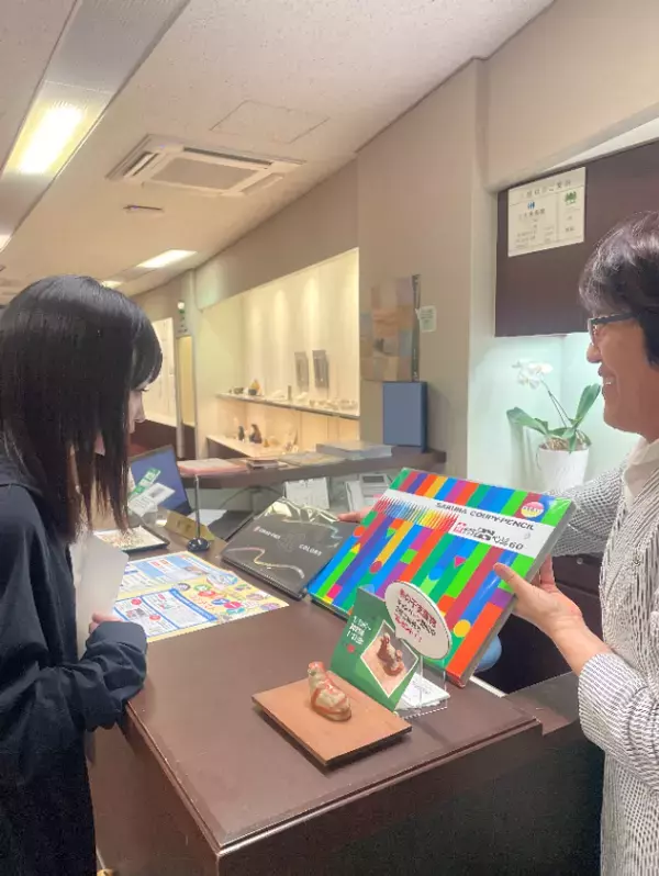 『姫路城ぬりえアートコンテスト』累計応募者1万人を達成　1万人目の応募者に館長が記念品を贈呈