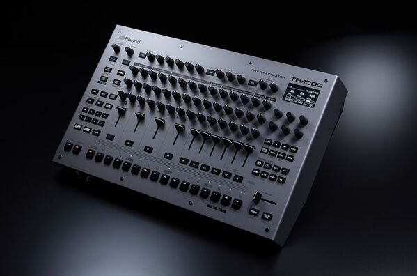 世界中のミュージシャンに愛されるリズムマシン「TR-909」を祝う『909 DAY』～テクノ・ミュージックの中心地デトロイトで記念イベントを開催　「TR-909」を愛用する人気アーティスト出演アニメーションも公開、SUPER DOMMUNEでの特別プログラム配信も～