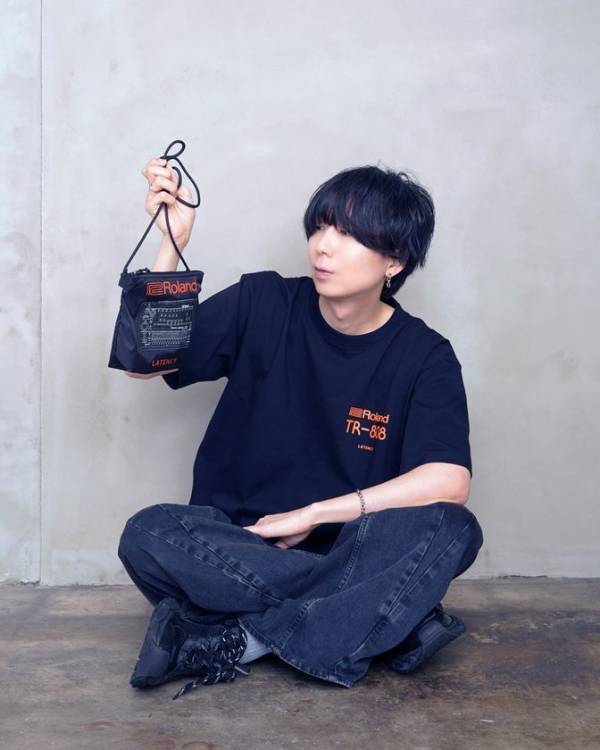 ローランドとLATENCYのコラボによるアパレルを発売
