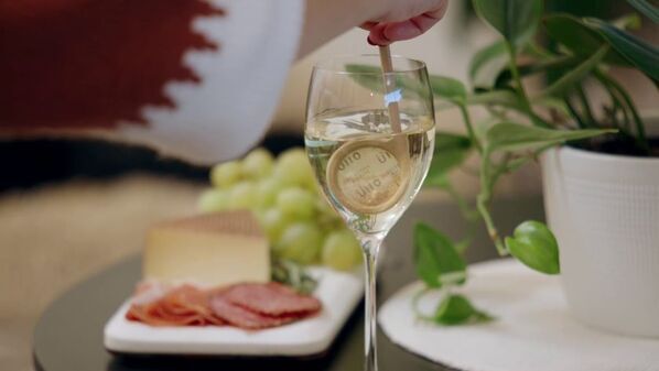 ワイン本来の魅力を引き出す！グラス1杯用フィルター「UNO WINE WANDS」を9/25よりMakuakeで先行販売