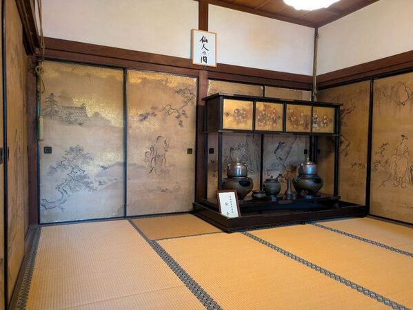 通常非公開・京都「霊鑑寺」秋の特別拝観～庭の緑と紅葉の赤が織りなす美しい庭園と狩野派作の襖絵を公開～