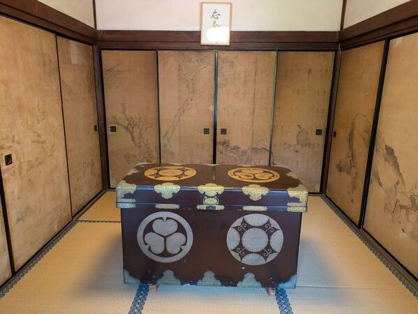通常非公開・京都「霊鑑寺」秋の特別拝観～庭の緑と紅葉の赤が織りなす美しい庭園と狩野派作の襖絵を公開～