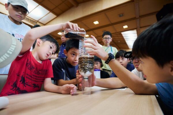 グローブライド、子どもたちの環境保全意識を育む「ジオキャンプwith生きもの展示室」を八王子市で開催