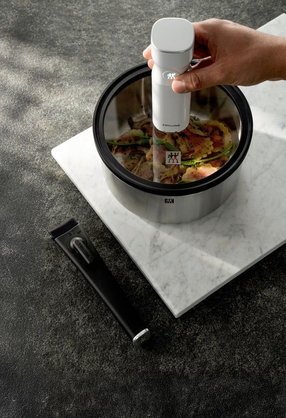 ツヴィリングブランド初の着脱式ハンドルシリーズ「ZWILLING UNLOCK」を10月7日(水)発売　鍋・フライパン本体のまま真空保存できる新発想のクックウェア