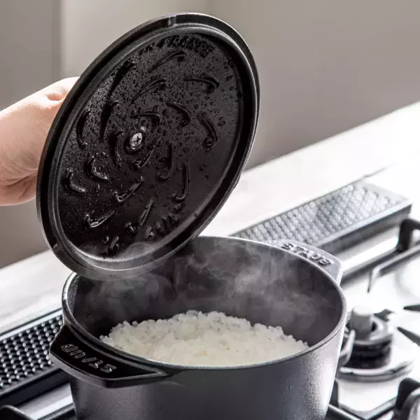 ストウブの「ラ・ココット de GOHAN」に吉祥文様「七宝」をデザイン　ノブミトン付き特別セットを10月1日よりdinosで先行販売